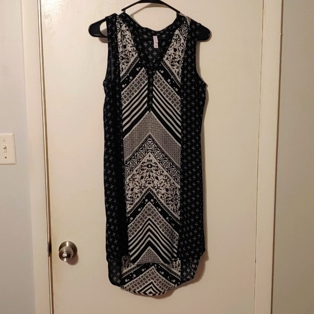 Black and white sleeveless shirt dress